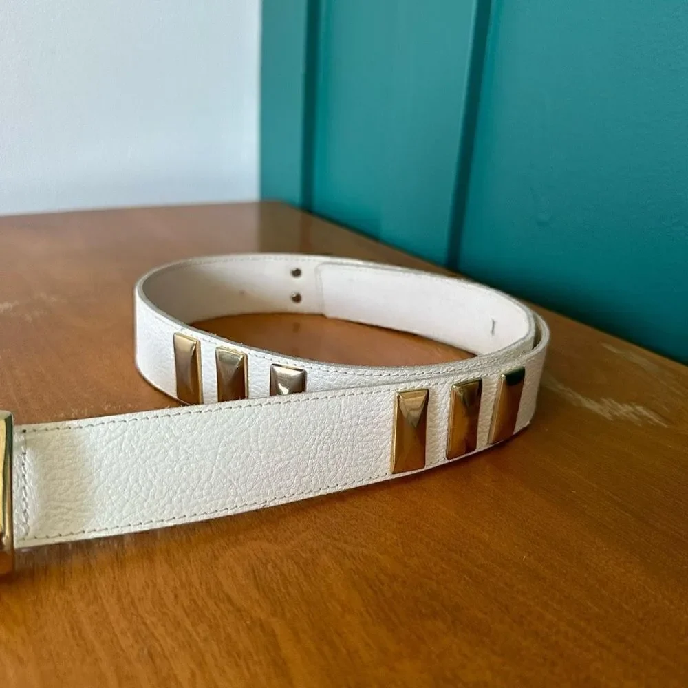 The Limited Women’s 80s Vintage White Pebbled Leather Large Gold Tone Oblong Stu